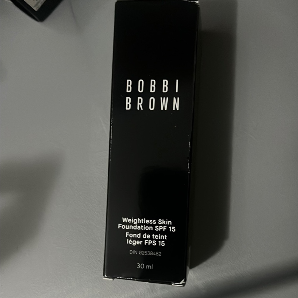 Bobbi Brown Black Weightless Skin Foundation SPF 15 in W-096 Warm Walnut
